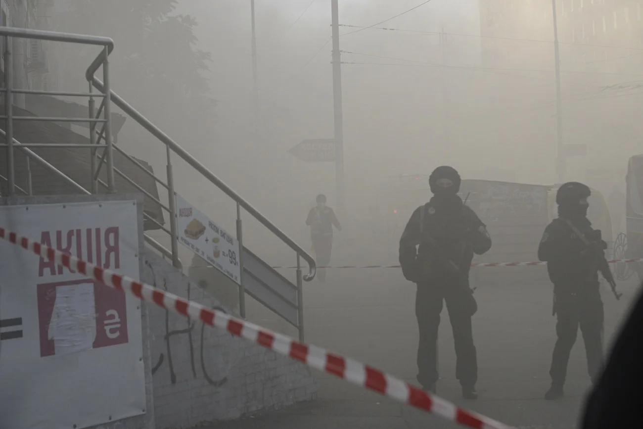 W środę rano rosyjskie drony zaatakowały w centrum Kijowa. Zdjęcie przedstawia stolicę Ukrainy po wcześniejszych atakach z 17 października.