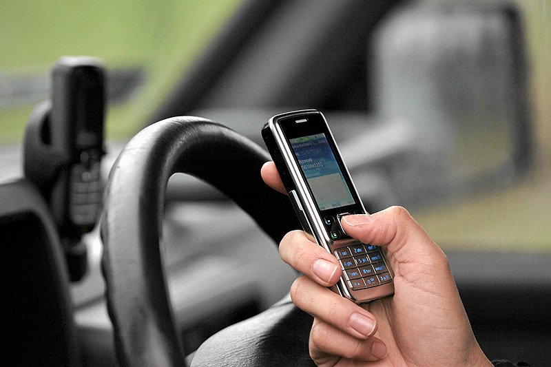 Pisanie SMS-ów jest groźniejsze na drodze niż pijani kierowcy i ci, którzy wsiedli za kółko po wypaleniu marihuany.