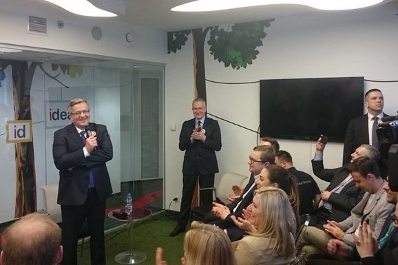 Prezydent Bronisław Komorowski organizuje spotkanie z młodymi przedsiębiorcami. Mówi o zmianach w prawie, rozwijaniu innowacyjności i konkurencyjności.