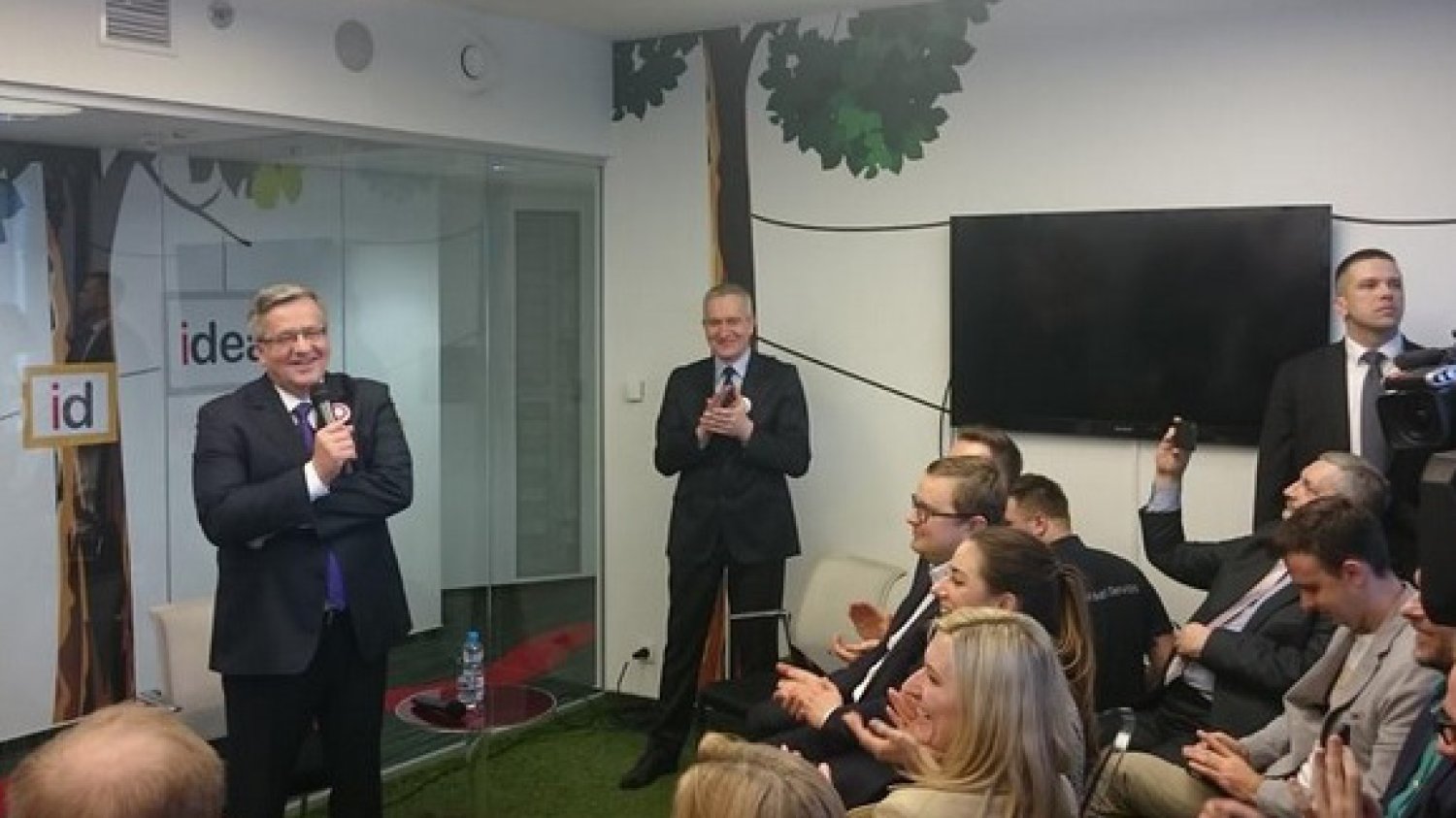 Prezydent Bronisław Komorowski organizuje spotkanie z młodymi przedsiębiorcami. Mówi o zmianach w prawie, rozwijaniu innowacyjności i konkurencyjności.