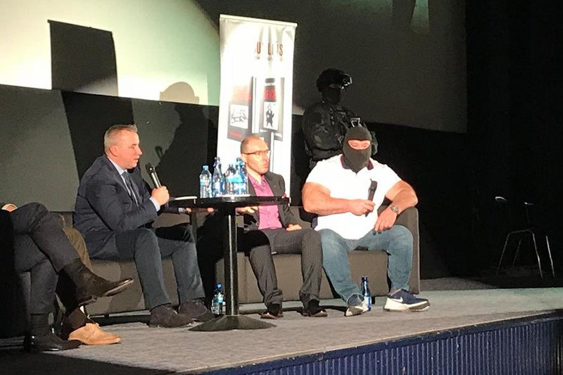 Podczas piątkowego spotkania w związku z nową książką Wojciecha Sumlińskiego, Jarosława "Masy" Sokołowskiego strzegło blisko 10 ochroniarzy.