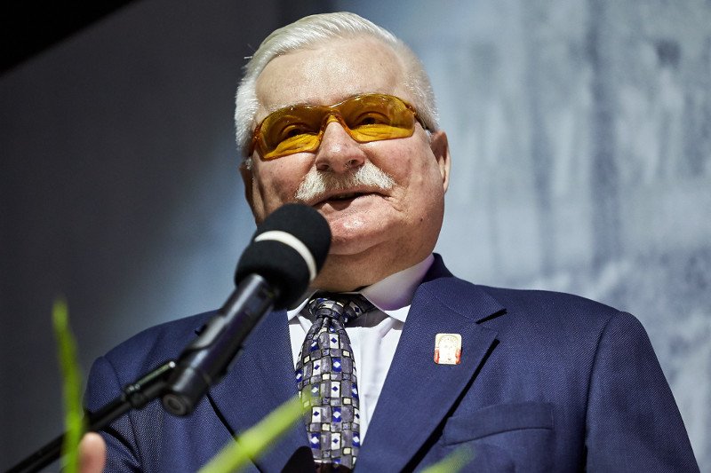 Lech Wałęsa zapowiada, że stanie na czele stu tysięcy rodaków i obali sprawcę wszelkiego zła w Polsce.