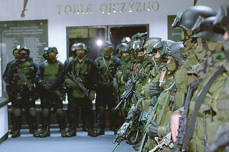 Tygodnik "Polityka" informuje o odejściu z elitarnej jednostki GROM aż 74 osób.