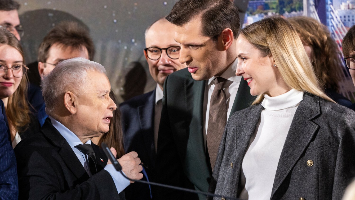 Tobiasz Bocheński ma być wśród "młodych, okazałych" mężczyzn, którzy w PiS są rozważani jako kandydaci na prezydenta. Na zdjęciu Tobiasz Bocheński wraz z małżonką przed prezesem PiS Jarosławem Kaczyńskim.