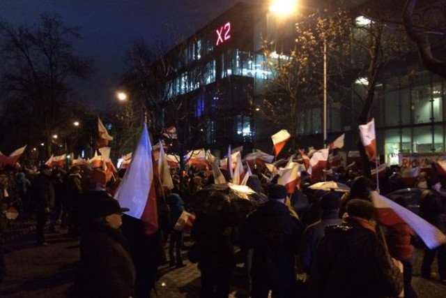 Pod Agorą zebrał się pokaźny tłum.