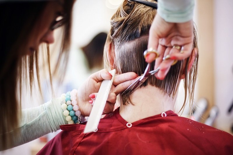 Nie wszyscy fryzjerzy w czasie epidemii zeszli do podziemia. Niektórzy jawnie oferują swoje mobilne usługi.