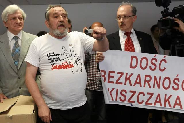 Zygmunt Miernik (w środku) dobrowolnie zgłosił się na policję. Nie potwierdził jednak, że rzucił w sędzię tortem