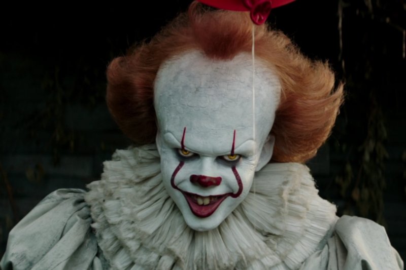 Bill Skarsgård jako klaun PennyWise w filmie "To" na podstawie powieści Stephena Kinga.