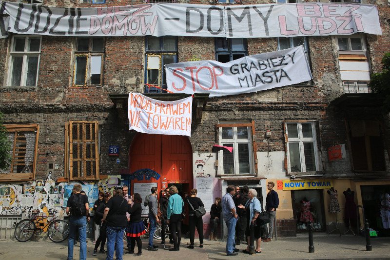 Warszawa , skłot Syrena przy ulicy Wilczej 30. Skłotersi i sympatycy podczas pikiety .