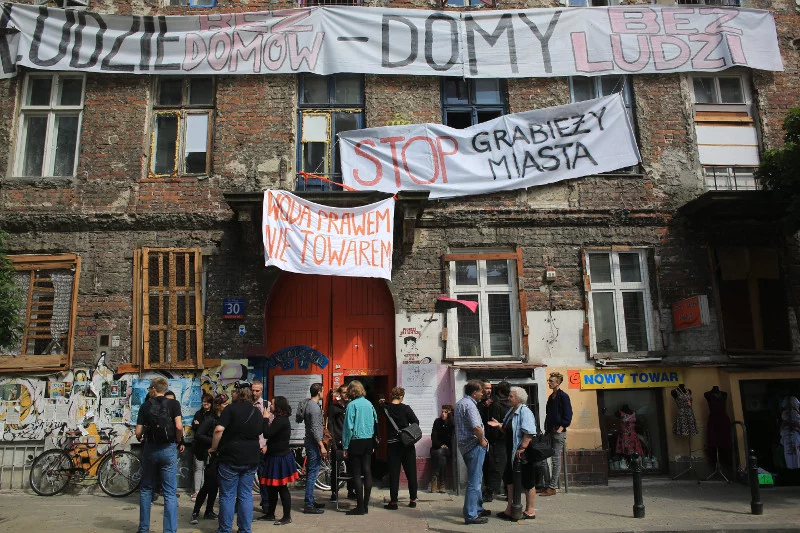 Warszawa , skłot Syrena przy ulicy Wilczej 30. Skłotersi i sympatycy podczas pikiety .