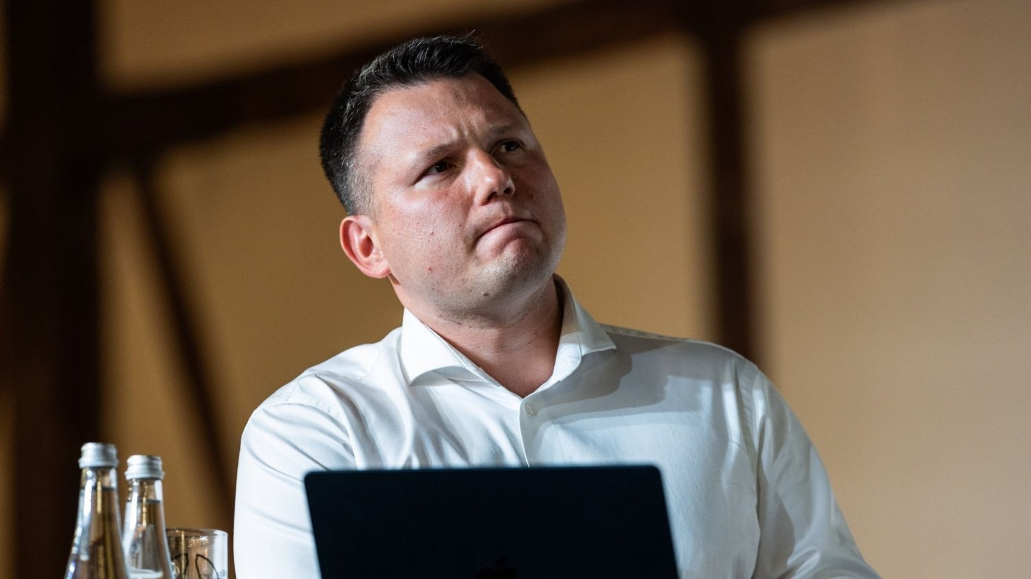 Mentzen skrytykował PiS za sprowadzanie migrantów do Polski Sławomir Mentzen wypomniał hipokryzję PiS