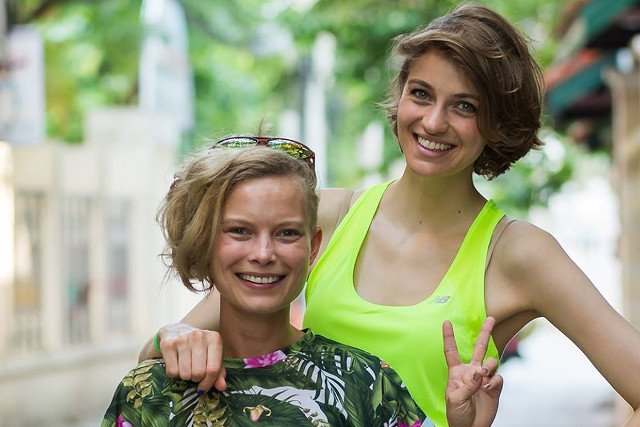 Renata Kaczoruk i Weronika Budziło razem pojechały do Azji. Na głowę pierwszej internauci wylewają wiadra pomyj.