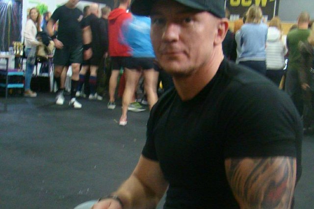 Dwóch chłopaków zaczepiało dziewczyny w autobusie. Ojciec jednej z dziewczynek dał im potężną nauczkę.