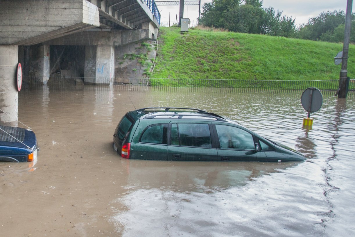 Jak rozpoznać samochód po powodzi?