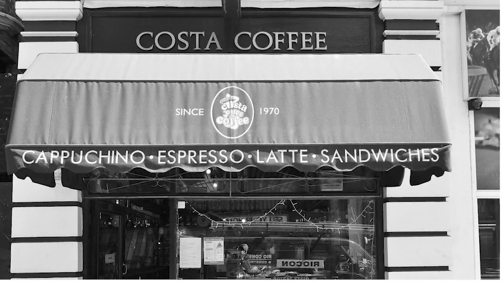 Pierwsza kawiarnia COSTA COFFEE na świecie, założona przez braci Costa w Londynie