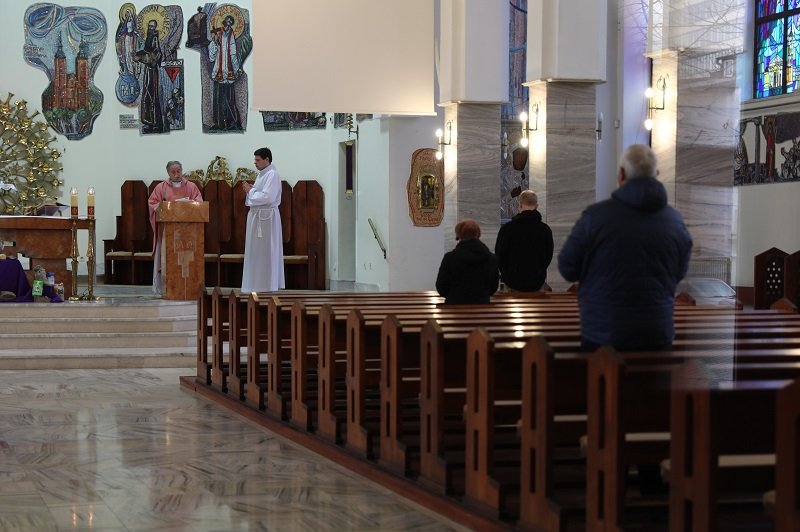 Koronawirusem można zakazić się nawet poprzez zajęcie miejsca, gdzie siedziała chora osoba.
