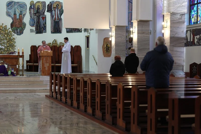 Koronawirusem można zakazić się nawet poprzez zajęcie miejsca, gdzie siedziała chora osoba.