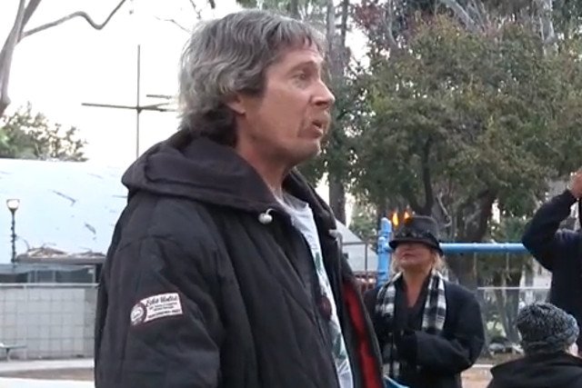 Bezdomny Thomas za otrzymane pieniądze kupił jedzenie, którego część rozdał innym potrzebującym