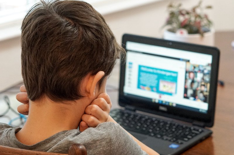 Dziecko przed komputerem.