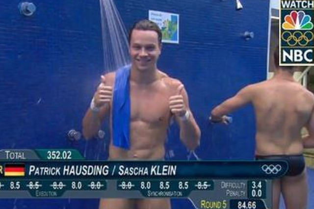 Stacja NBC zakrywa stroje pływaków paskiem. Internauci śmieją się, że wyglądają przez to na nagich.