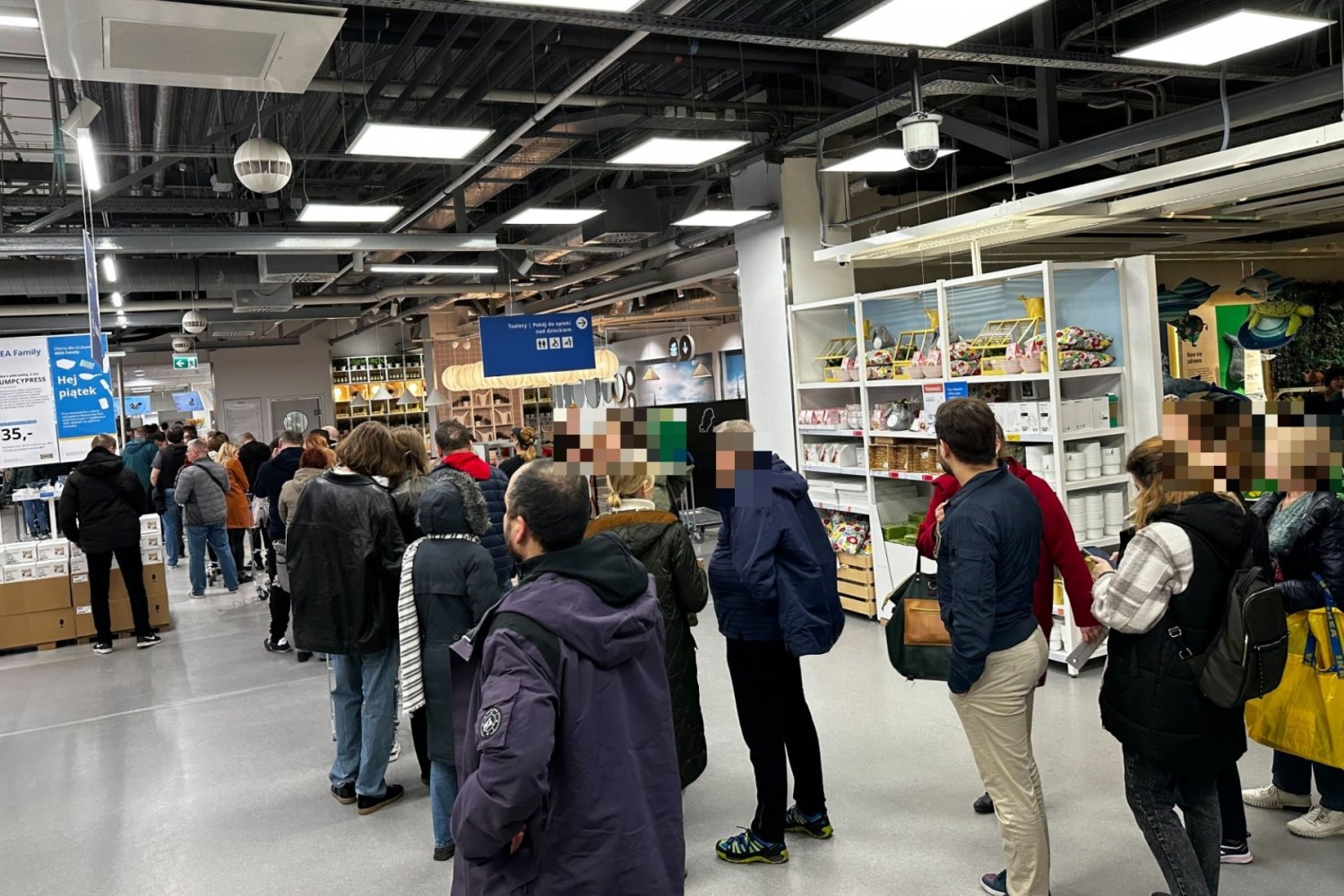 Potężne kolejki w Ikei. Wiemy, dlaczego pojawiło się tam tylu klientów.