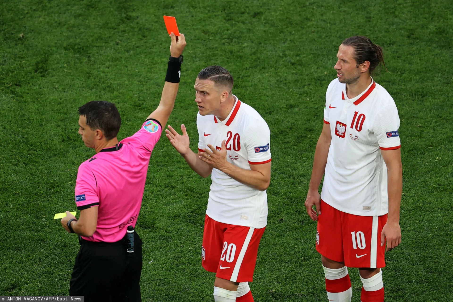 W 62. minucie czerwoną kartkę w meczu Polska-Słowacja na Euro 2020 dostał Grzegorz Krychowiak.