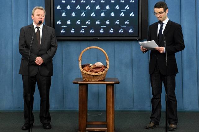 Europosłowie PiS Janusz Wojciechowski i Tomasz Poręba oraz kosz z kiełbasą, którą poczęstowani zostali dziennikarze