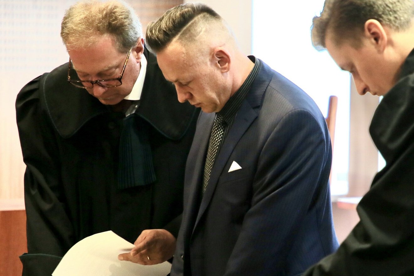 Ucieczka Szmydta na Białoruś zagrożeniem dla Polski? Zajmował się sprawami NATO Secret. Szmydt jest na w środku.