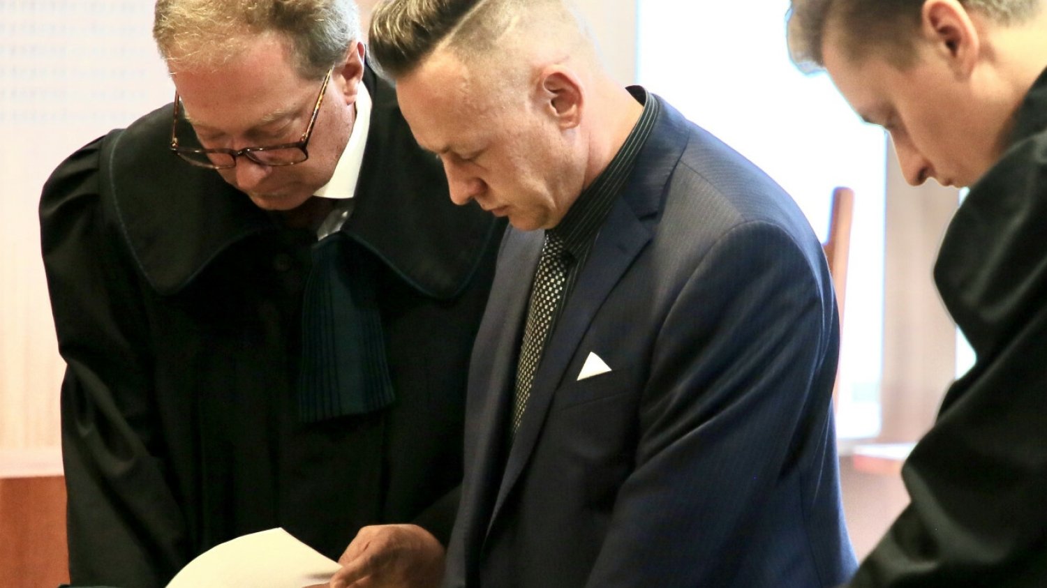 Ucieczka Szmydta na Białoruś zagrożeniem dla Polski? Zajmował się sprawami NATO Secret. Szmydt jest na w środku.