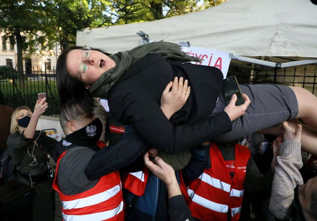 Radość Kai Godek pod TK, której zwolennicy podrzucali ją po ogłoszeniu wyroku na kobiety.