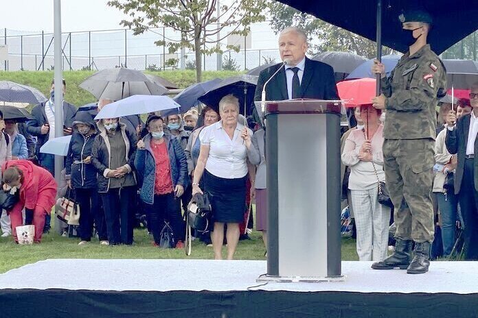 Podczas dorocznego Pikniku Rodziny Radia Maryja w uroczystościach wziął udział sam Jarosław Kaczyński, nad którym charakterystyczny parasol trzymał członek organizacji Strzelec.