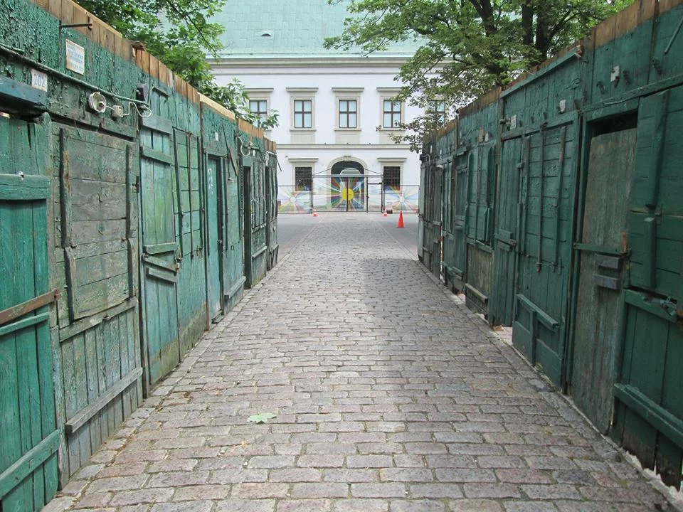 Różyc. Bazaristan. Instalacja artystyczna Aleksandry Wasilkowskiej. Przeniesienie zabudowy powojennych kiosków handlowych z legendarnego Bazaru Różyckiego pod Zamek Ujazdowski.