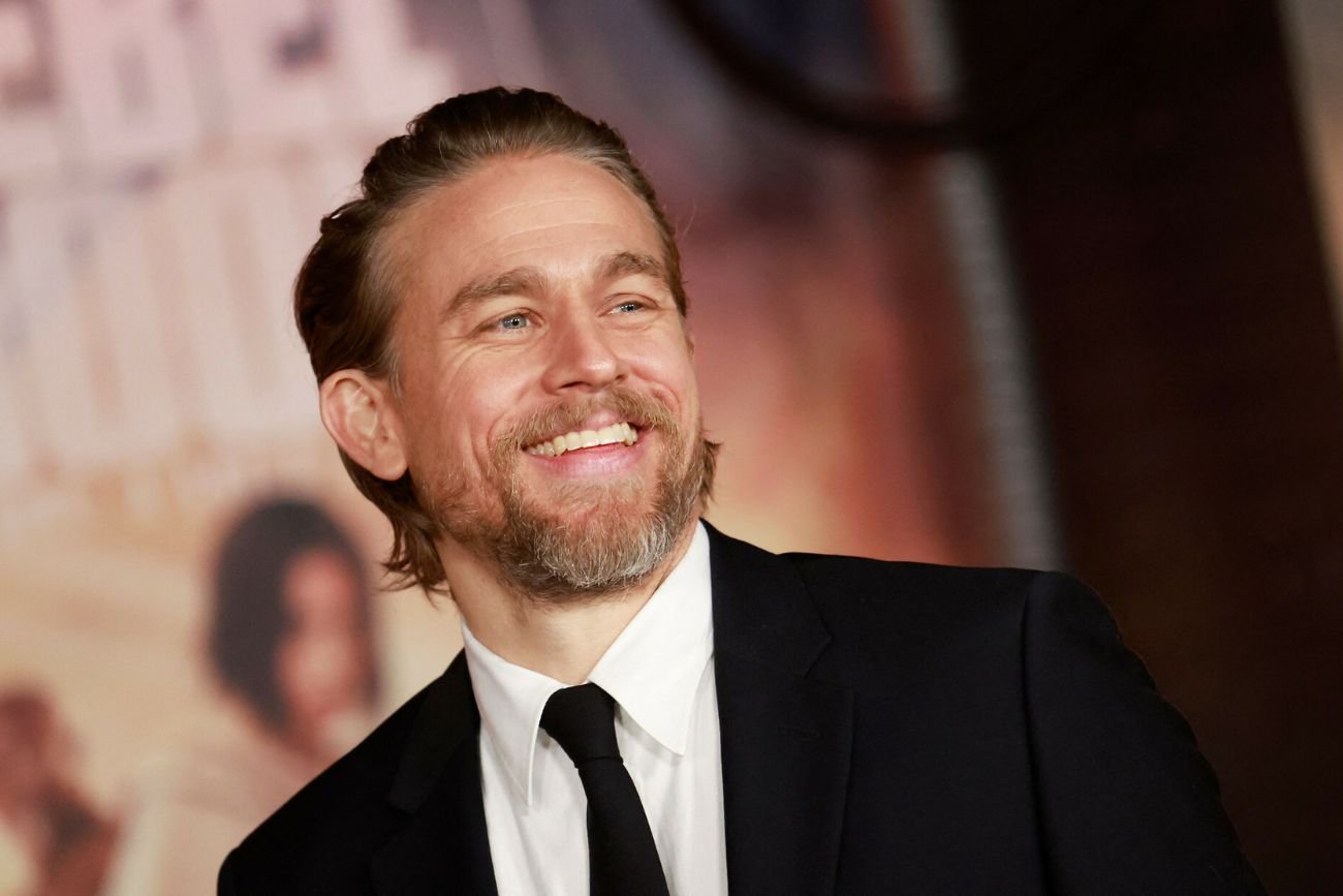 Charlie Hunnam na planie 3. sezonu "Potwora" Tak Hunnam wygląda jako Ed Gein w "Potworze"
