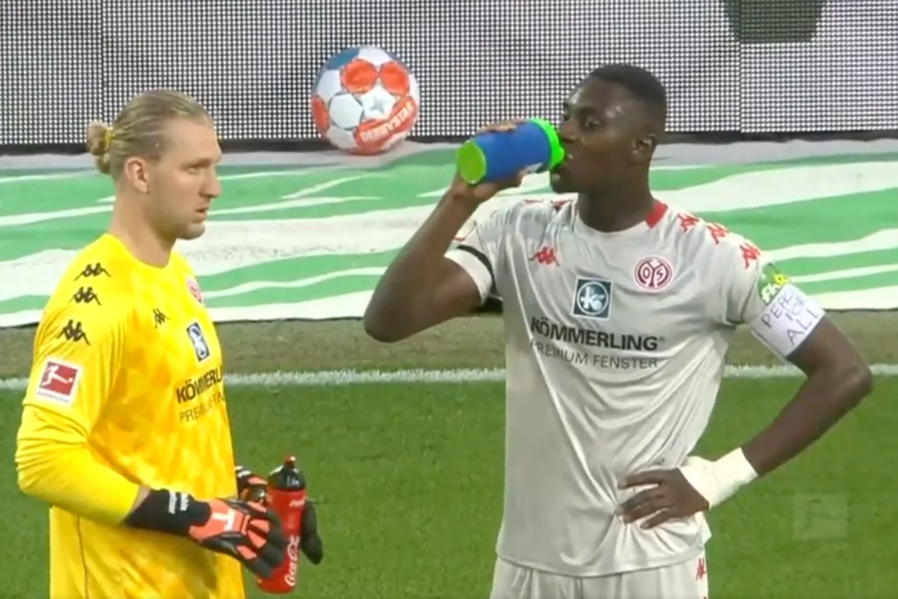 Moussa Niakhate w trakcie specjalnej przerwy w meczu Bundesligi uzupełnił płyny, kiedy tylko zaszło słońce.