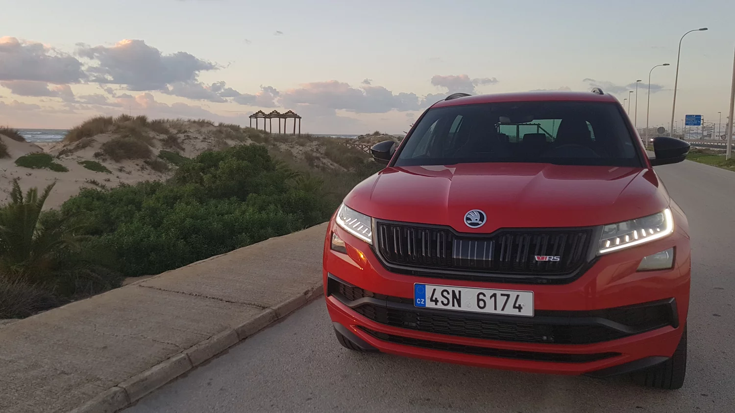 Adapacyjne światła LED to standard dla modelu Skoda Kodiaq RS.