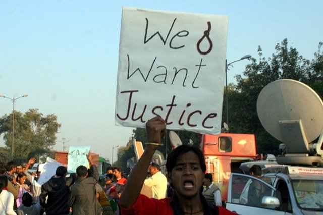 W ostatnim czasie w Indiach regularnie odbywają się protesty osób, które domagają się surowego karania gwałcicieli