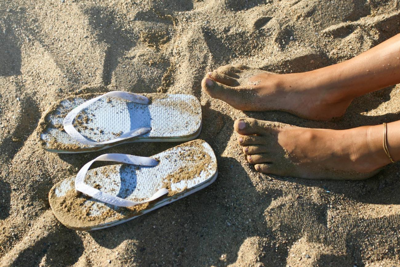 Zaczął się sezon na sandały, ale nie musisz biec na pedicure. Tak zadbasz o stopy w domu