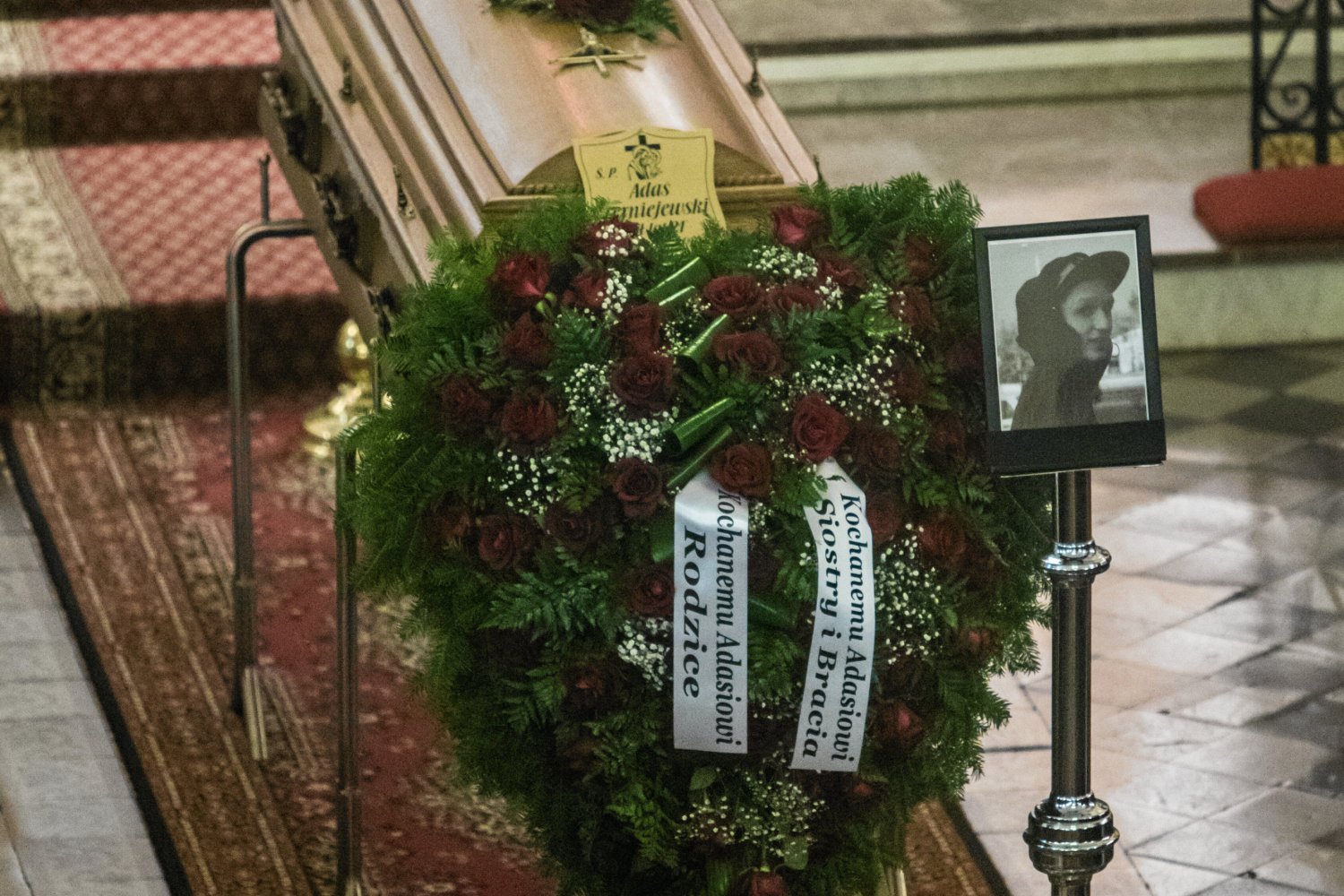 Policjant, który śmiertelnie postrzelił 21-latka w Koninie, właśnie wrócił do pracy.