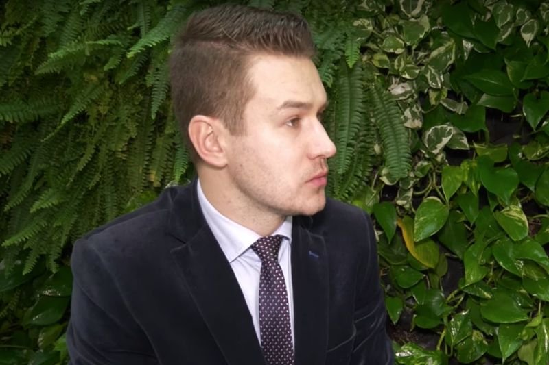 Andrzej Grzegrzółka, dyrektor Centrum Informacyjnego Sejmu zainteresował swoją osobą użytkowników Twittera swoimi postami z 2015 roku.