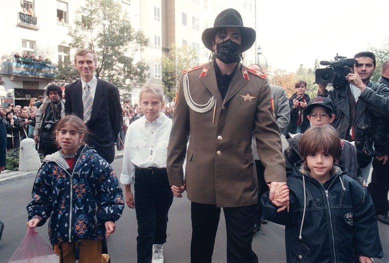 Michael Jackson zagrał koncert i spotkał się z fanami w Warszawie w 1996 roku.