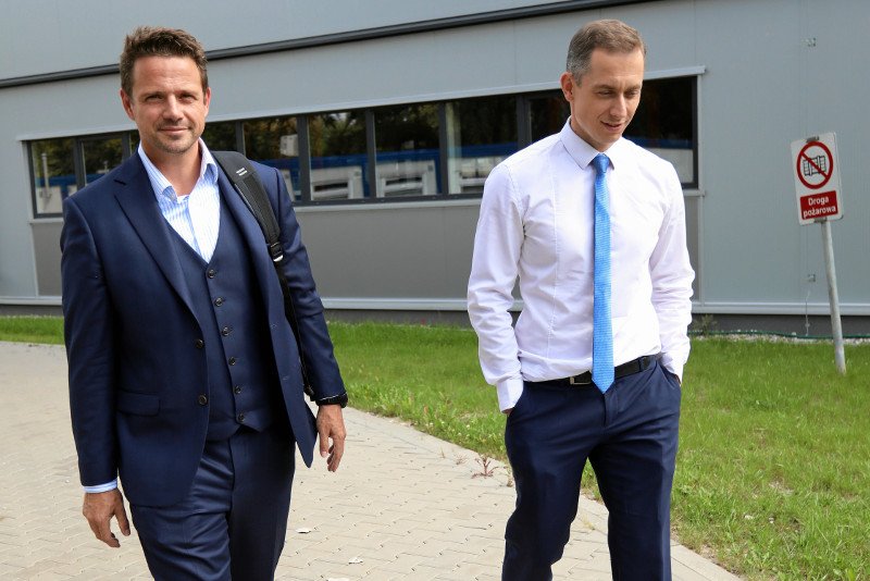 Dla Cezarego Tomczyka ze sztabu wyborczego Rafała Trzaskowskiego, akcja z szybą to efekt działania "populistycznej bańki".