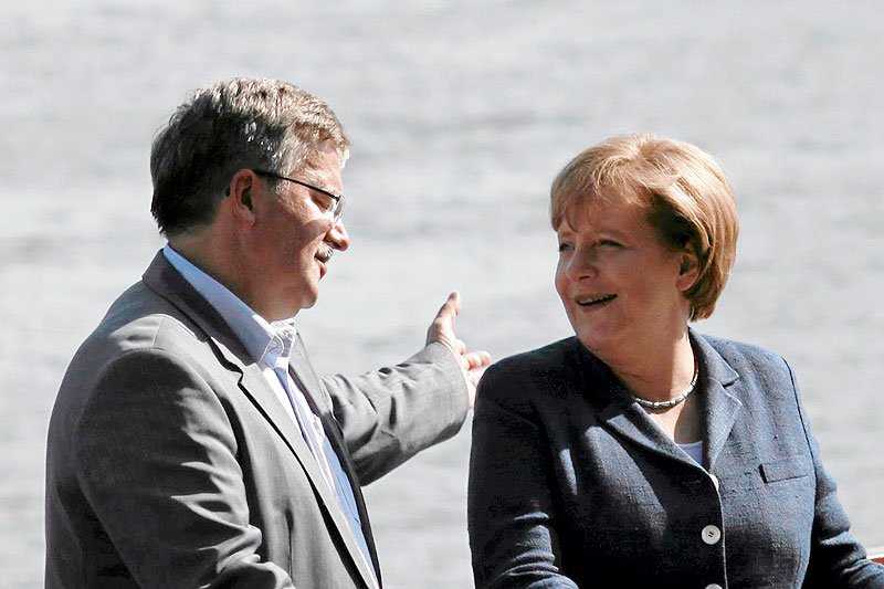 W badaniu CBOS tytuł Polityka Roku 2014 przypadł prezydentowi Bronisławowi Komorowskiemu i kanclerz Niemiec Angeli Merkel.