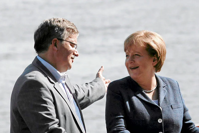 W badaniu CBOS tytuł Polityka Roku 2014 przypadł prezydentowi Bronisławowi Komorowskiemu i kanclerz Niemiec Angeli Merkel.