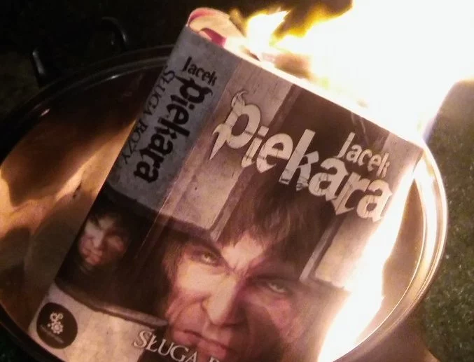 Palenia książek nie pochwalamy, ale rozumiemy te emocje.