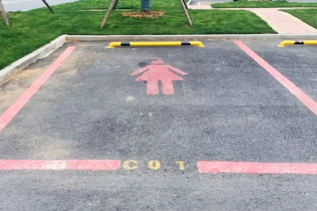 Szersze miejsce do zaparkowania – tylko dla kobiet.