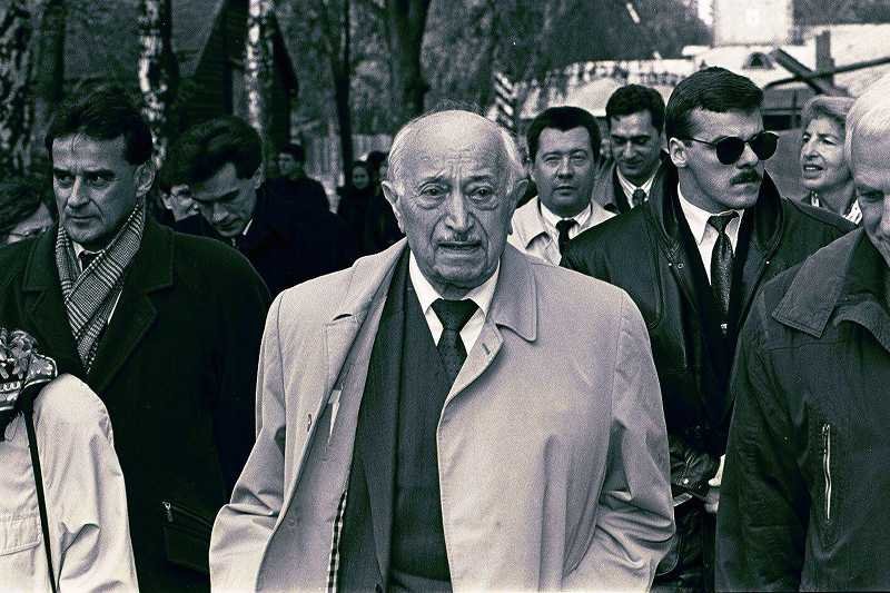 Szymon Wiesenthal, najsłynniejszy łowca nazistów, podczas wizyty w Oświęcimiu w 1994 roku