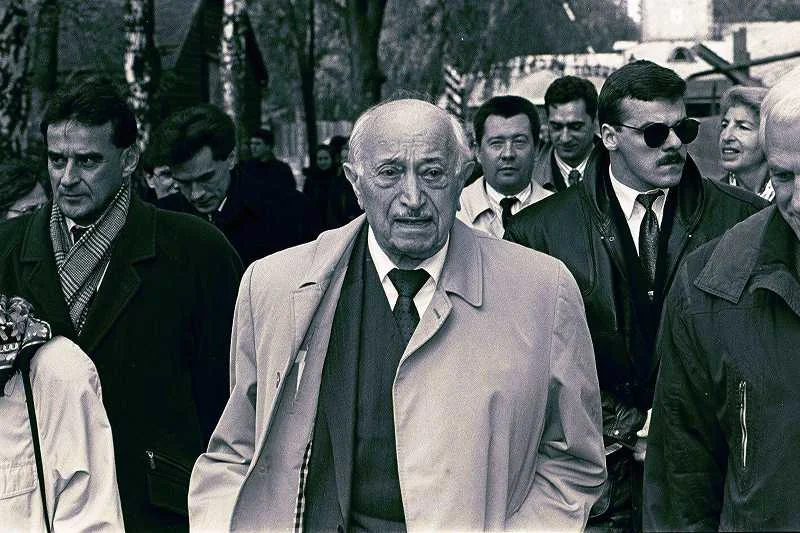 Szymon Wiesenthal, najsłynniejszy łowca nazistów, podczas wizyty w Oświęcimiu w 1994 roku