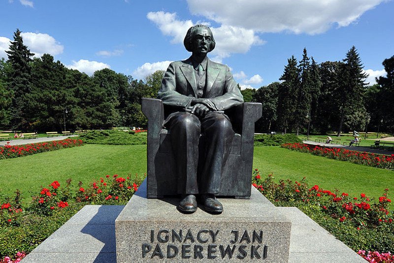 Pomnik Ignacego Jana Paderewskiego w Warszawie. Upamiętnia jednego z ojców polskiej niepodległości.