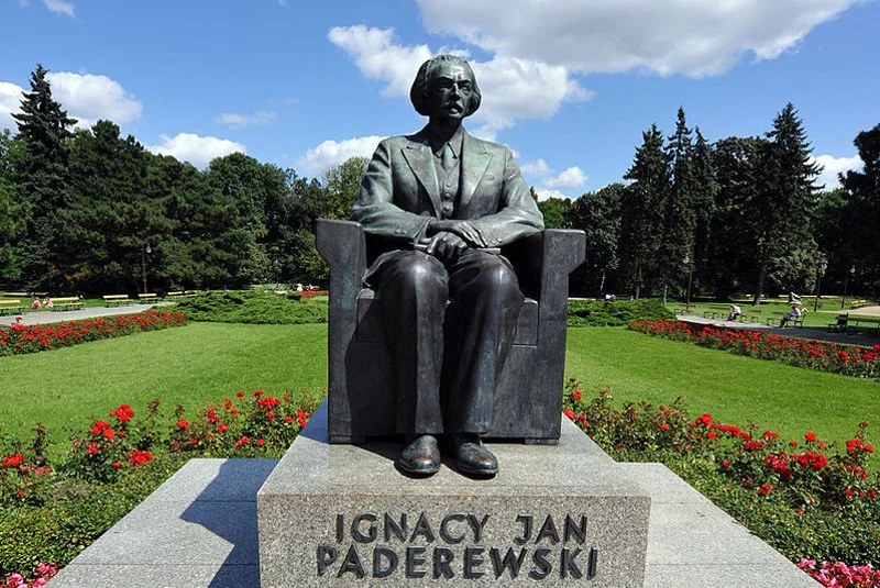 Pomnik Ignacego Jana Paderewskiego w Warszawie. Upamiętnia jednego z ojców polskiej niepodległości.