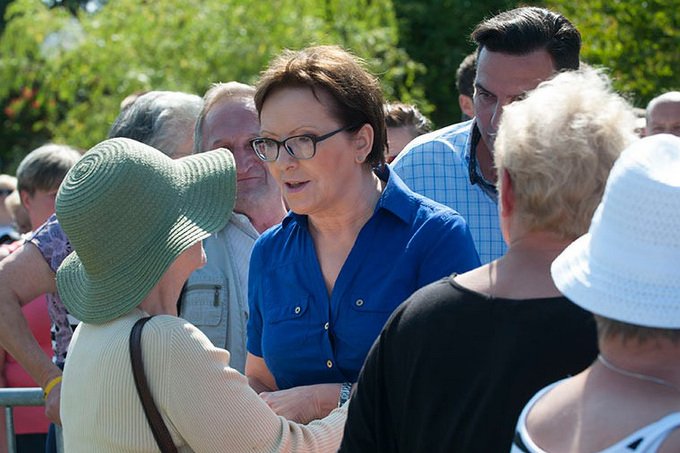 Premier Ewa Kopacz we Władysławowie próbuje nadrobić wizerunkowe straty PO. Rozmawiała z turystami i spotkała się ze sportowcami.